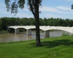 A footbridge that connects the St. James district with the park was opened in May of 1932 A footbridge that connects the St. James district with the park was opened in May of 1932.